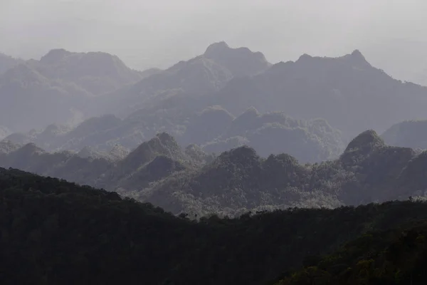 Belle chaîne de montagnes avec brouillard litle . — Photo