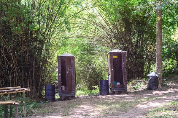 Zeitweise Toilette mit Mülleimer im Wald. — Stockfoto