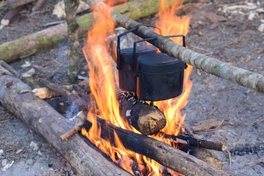 Kamp ateşi üzerinde kazan ile pişirme.