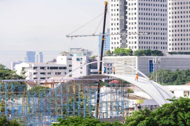 Vinç ile bina çatı inşaat.