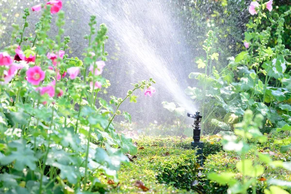 Tuin water sprinklerinstallatie. — Stockfoto