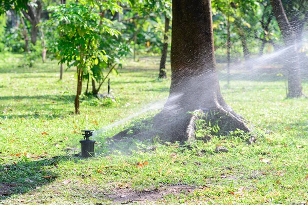 Tuin water sprinklerinstallatie. — Stockfoto