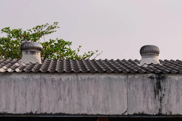 Sistema de ventilación en el techo de la fábrica . — Foto de Stock