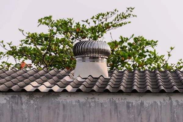 Ventilační systém na střeše továrny. — Stock fotografie