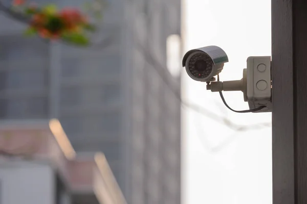 Câmera de segurança CCTV monitorando quaisquer eventos na construção . — Fotografia de Stock
