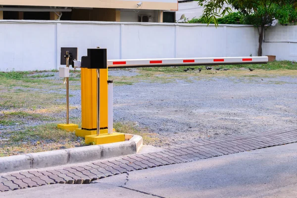 Barrera automática de acceso al brazo ascendente del aparcamiento . — Foto de Stock