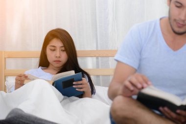 Gönüllülük a kitap birlikte yatak odasında erkek üzerinde duruldu, Çift.