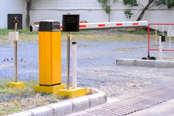 Barrera automática de acceso al brazo ascendente del aparcamiento . — Foto de Stock