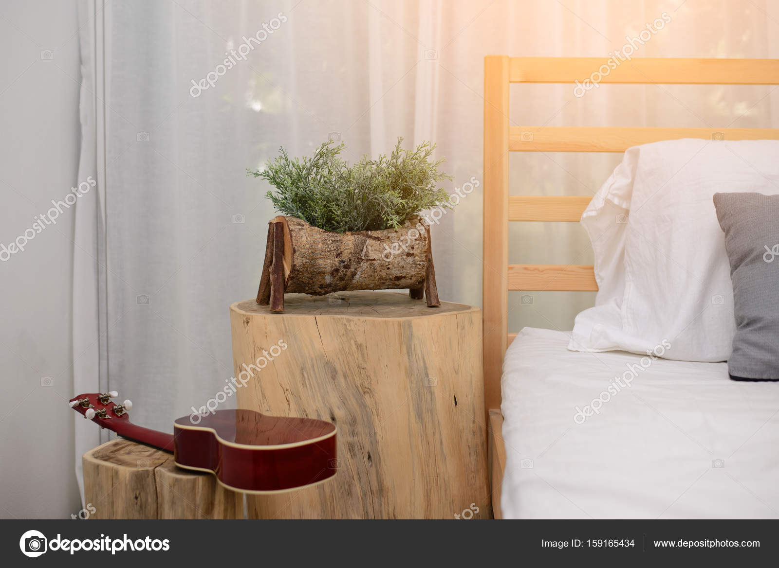 Aus Holz Glas Blumen im Schlafzimmer — Stockfoto © itman47 #159165434 Aus Holz Glas Blumen im Schlafzimmer — Stockfoto © itman47 #159165434