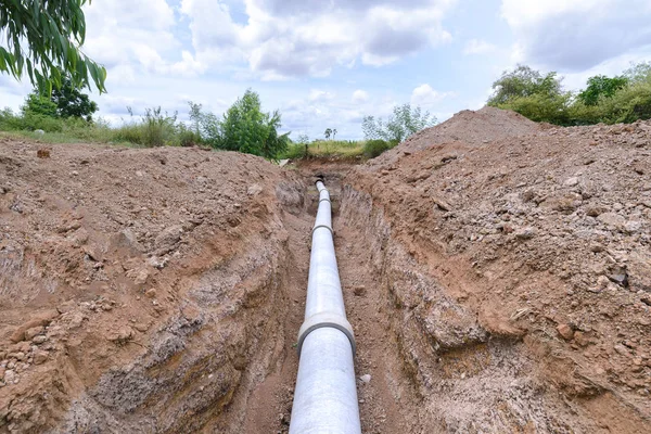 Construção de um oleoduto para irrigação no campo . — Fotografia de Stock