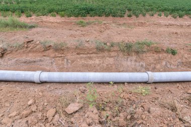 Kırsal kesimde sulama boru hattı inşaatının yönetimini.