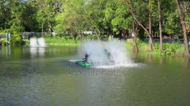 Su çarkı kanal şehir üzerinde yüzen.