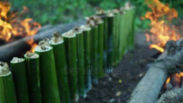 Nourriture Thaïlandaise Riz Glutineux Rôti Dans Des Joints Bambou — Video