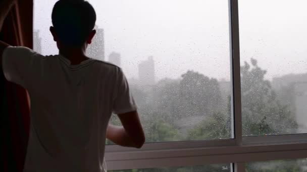 孤独的人等待着雨 看着外面 — 图库视频影像