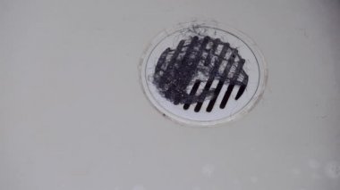 Saç yığın banyo drenaj duş alırken.