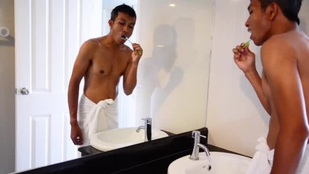 Homme Habillé Serviette Brossant Les Dents Matin — Video