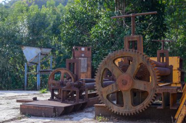 Paslı eski karikatür terk edilmiş bir madende.