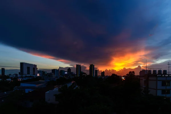 Nubes Oscuras Tormenta Cubren Ciudad Bangkok Tailandia — Foto de Stock