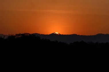 Güzel göl ve dağ gün batımında.