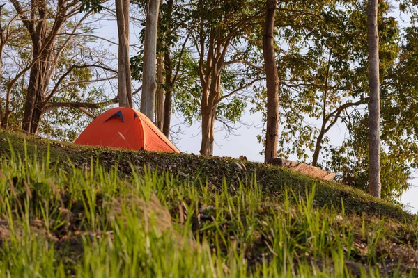 Parque de campismo tenda laranja com bela cena . — Fotografia de Stock