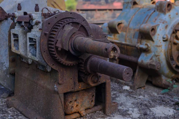 Ржавое старое колесо в заброшенной шахте . — стоковое фото