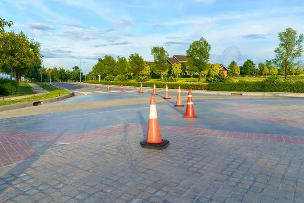 Cono de tráfico de la mitad de la carretera . — Foto de Stock