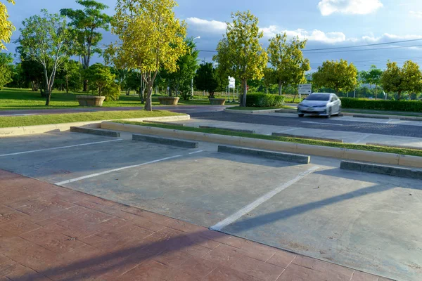 Estacionamento gratuito ao ar livre . — Fotografia de Stock