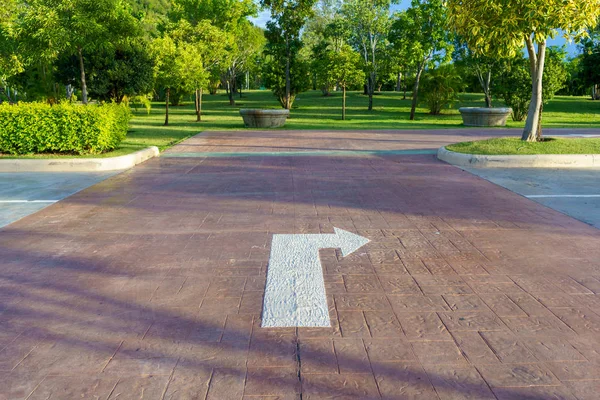 Turn right sign on car park floor. — Stock Photo, Image