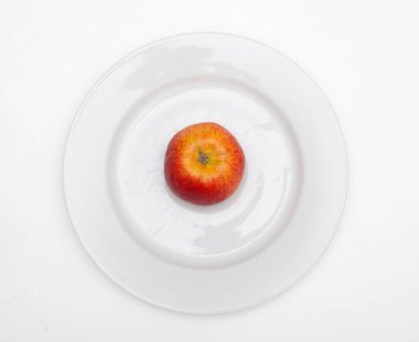 Apple bir plaka üzerinde