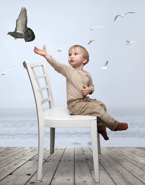Ребёнок и птица — стоковое фото