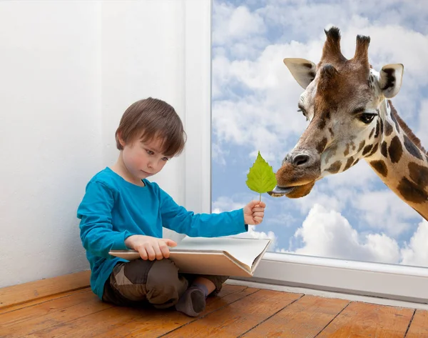 Παιδί που διαβάζει ένα βιβλίο — Φωτογραφία Αρχείου