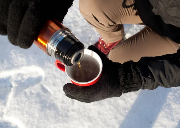Турист наливает кофе из термоса Лицензионные Стоковые Фото