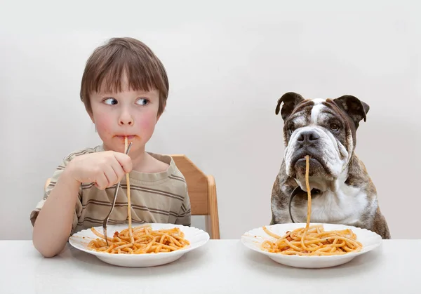 Ребенок и собака Лицензионные Стоковые Изображения