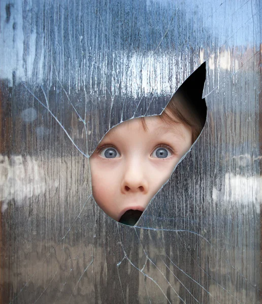 Ребенок смотрит в окно Лицензионные Стоковые Изображения