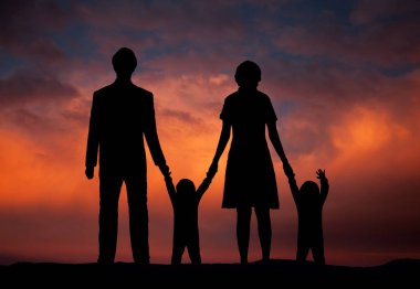 Aile gün batımını izlemek