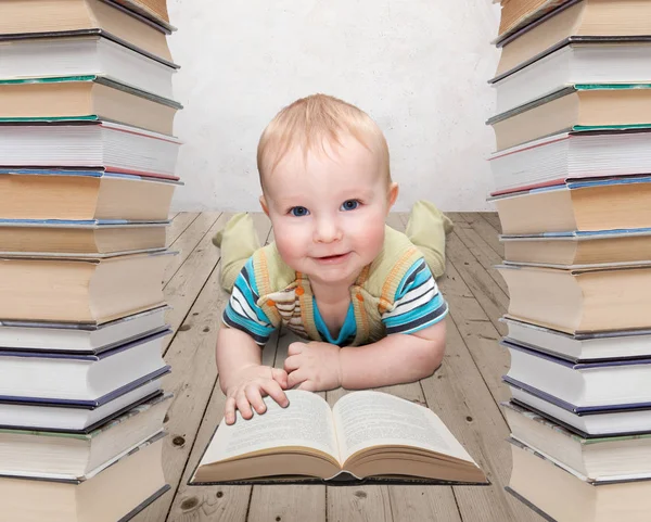 Criança com um livro — Fotografia de Stock