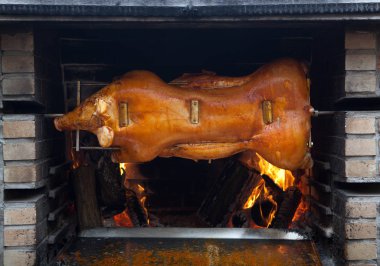 Bir barbekü ızgara domuz