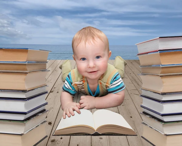 Criança com um livro — Fotografia de Stock