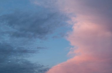 Mavi gökyüzü ve gündoğumu