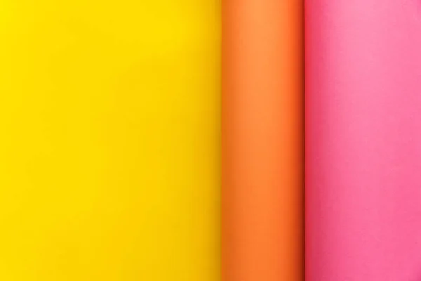 Papeles Rosados Anaranjados Doblados Sobre Papel Color Amarillo Forma Abstracta — Foto de Stock
