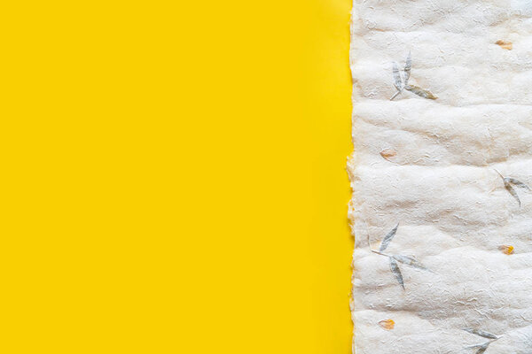 Вид сверху на помятую японскую бумагу (Ваши) на желтой бумаге в соотношении одна треть. Фон текстуры бумаги с копировальным пространством
.