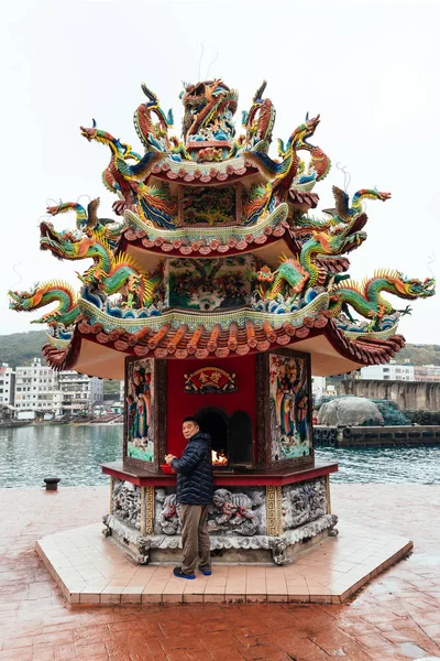 Taiwanés Local Mira Cámara Mientras Quema Joss Paper Dentro Del —  Fotos de Stock