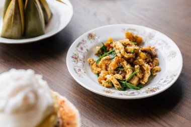 Acaci ile Kızarmış Baharatlı Gevrek Domuz Derisi. Klasik Tayland mutfağı..