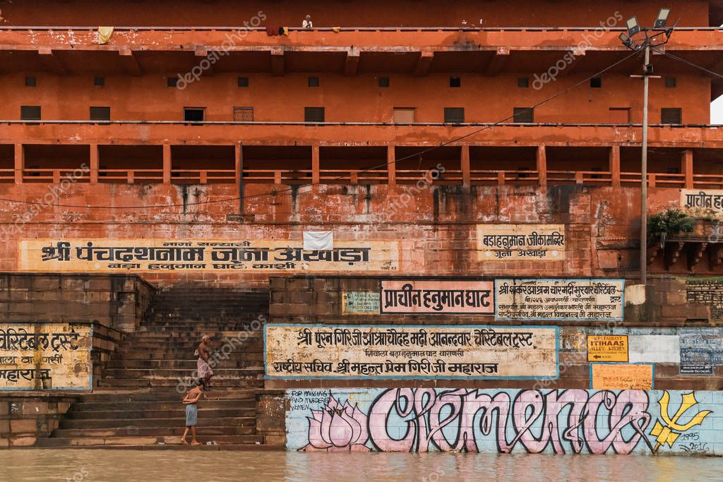 Pueblos indios que viven en el ghat con edificios antiguos que pintaron
