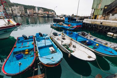 Kuzey Taipei 'deki balıkçı köyünde nehirde yüzen balıkçı tekneleriyle Yehliu balıkçı limanı..