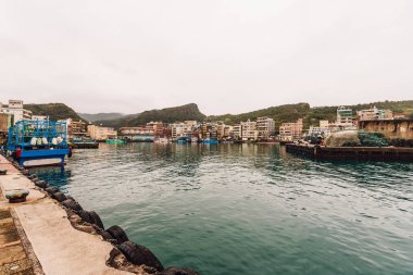 Kuzey Taipei balıkçı köyünde Yehliu balıkçı limanı.