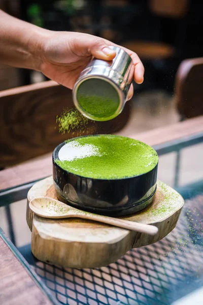 Ιαπωνικό Επιδόρπιο Σύντηξης Χέρι Χύνεται Πράσινο Τσάι Σκόνη Για Λευκή — Φωτογραφία Αρχείου