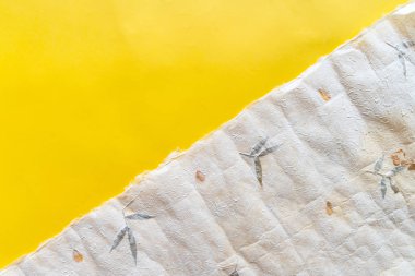 Çapraz oranda sarı kağıt üzerinde buruşmuş Japon kağıdının (Washi) üst görünümü. Kopyalama alanı olan kağıt dokusu arkaplanı.