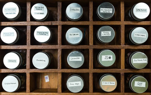 木箱の中にアルミ蓋付きの様々なドライフラワーティーグラスボトルのトップビュー ストック画像