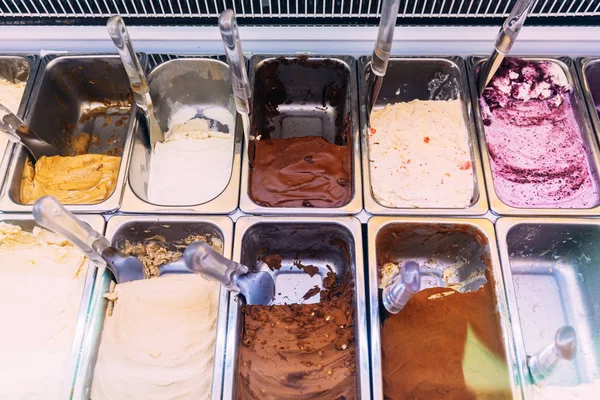 Många Smaker Italiensk Glass Gelato Inklusive Choklad Vanilj Blåbär Ostkaka — Stockfoto